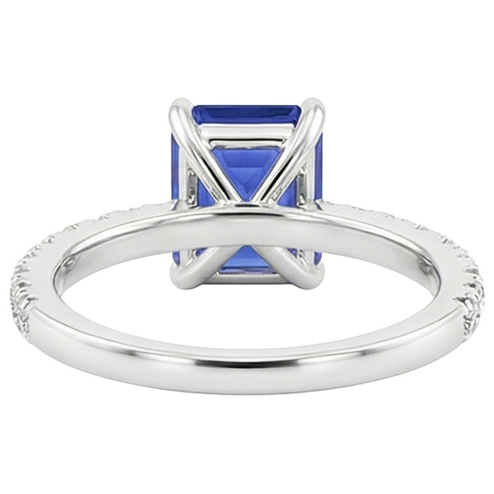 Anello solitario con dettagli in pavé di zaffiri blu da 4,50 carati e diamanti in oro bianco 14K