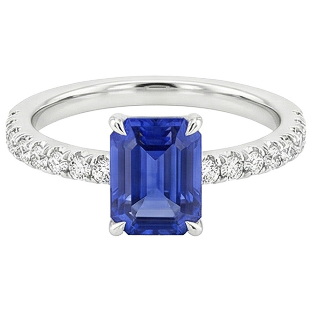 Anello solitario con dettagli in pavé di zaffiri blu da 4,50 carati e diamanti in oro bianco 14K