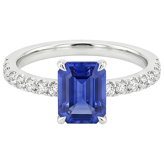 Anello solitario con dettagli in pavé di zaffiri blu da 4,50 carati e diamanti in oro bianco 14K