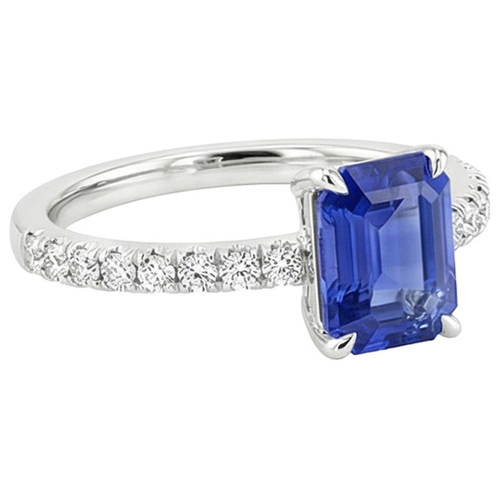 Anello solitario con dettagli in pavé di zaffiri blu da 4,50 carati e diamanti in oro bianco 14K