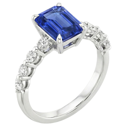 Anello solitario con zaffiri blu 4 carati e accenti di diamanti in oro bianco 14K