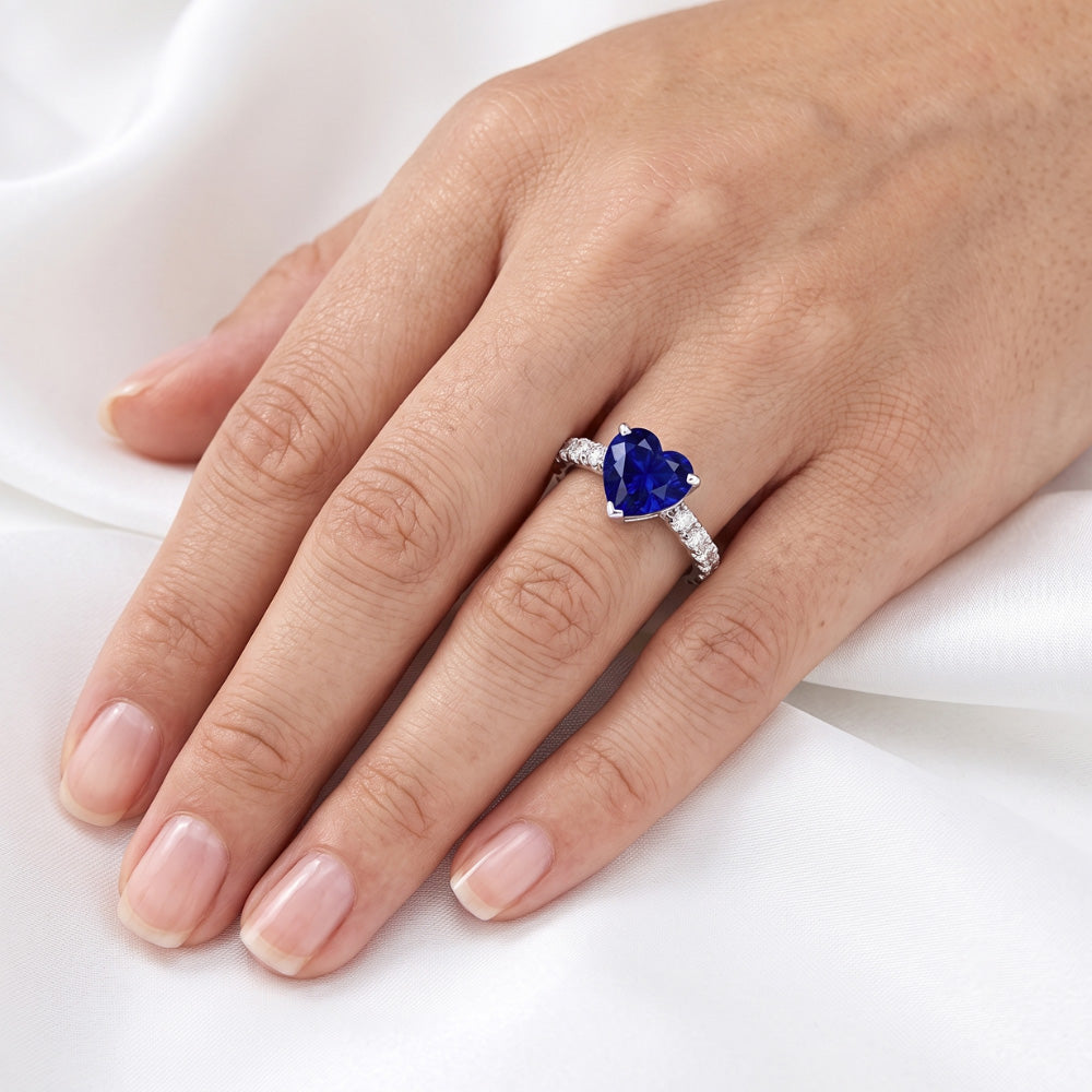 Anello solitario con zaffiro a cuore di Ceylon con accenti di diamante 2 carati