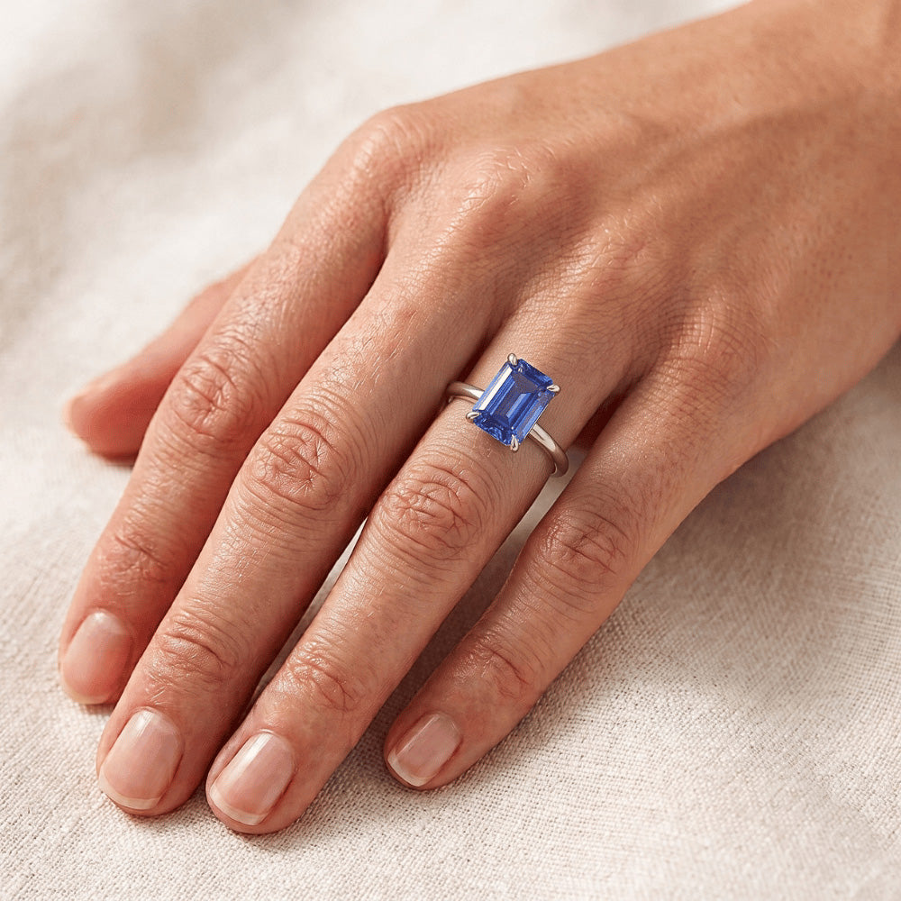 Anello solitario con zaffiro blu brillante dello Sri Lanka a 3 carati in oro bianco 14K
