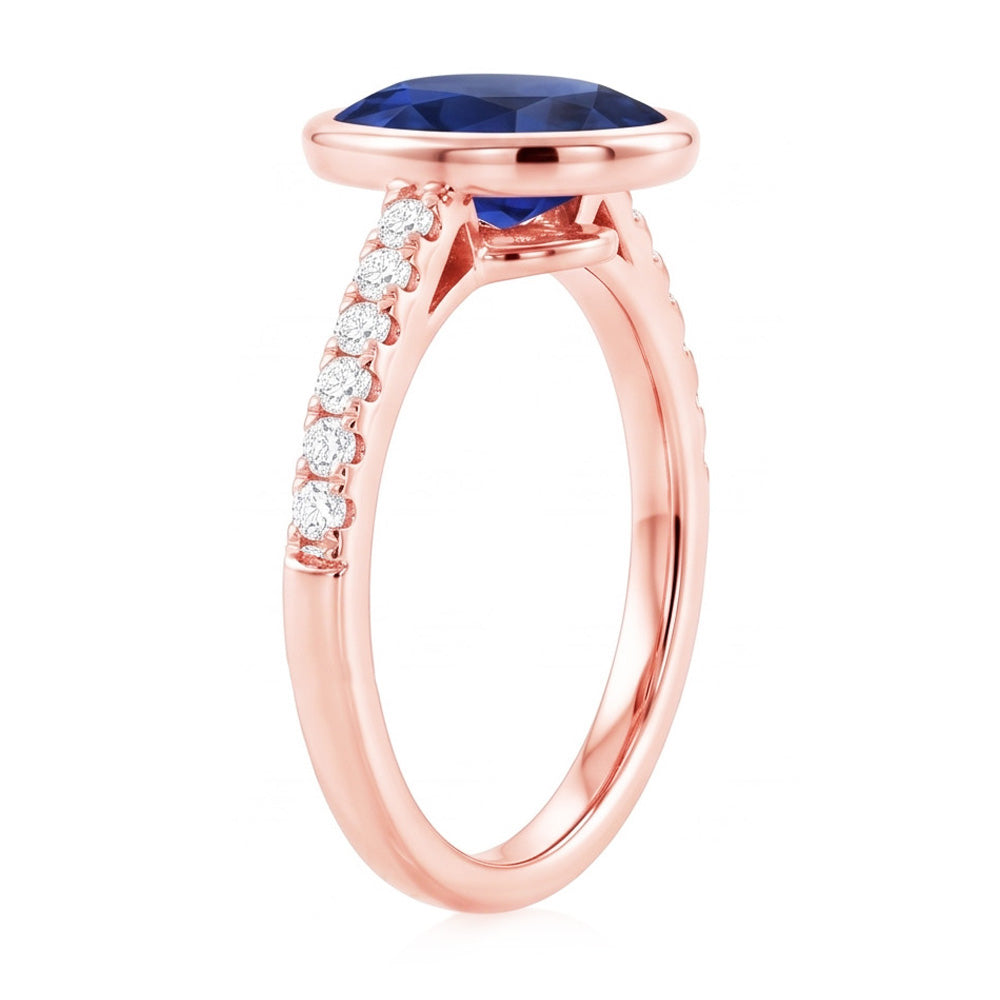 Anello solitario con zaffiro blu lunetta con diamanti in oro 3.50 carati