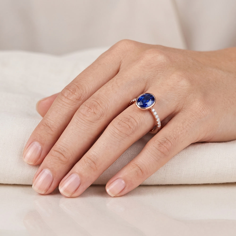Anello solitario con zaffiro blu lunetta con diamanti in oro 3.50 carati