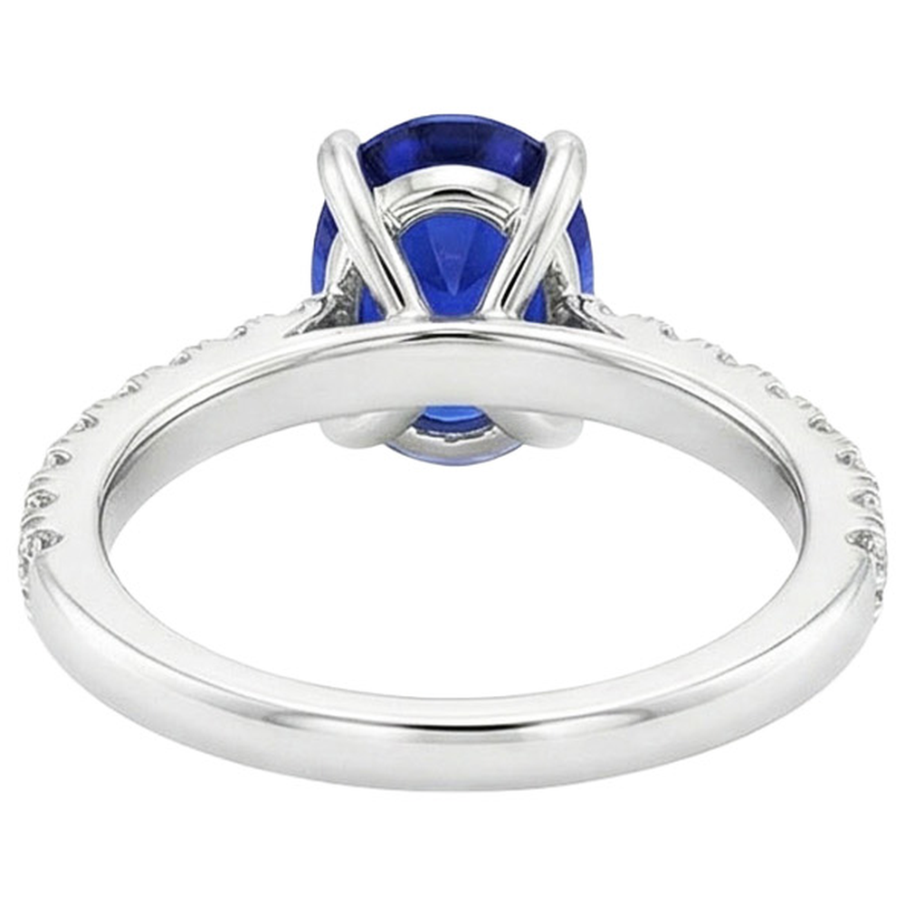 Anello solitario con zaffiro blu ovale a 4 carati e accenti di diamanti in oro bianco 14K