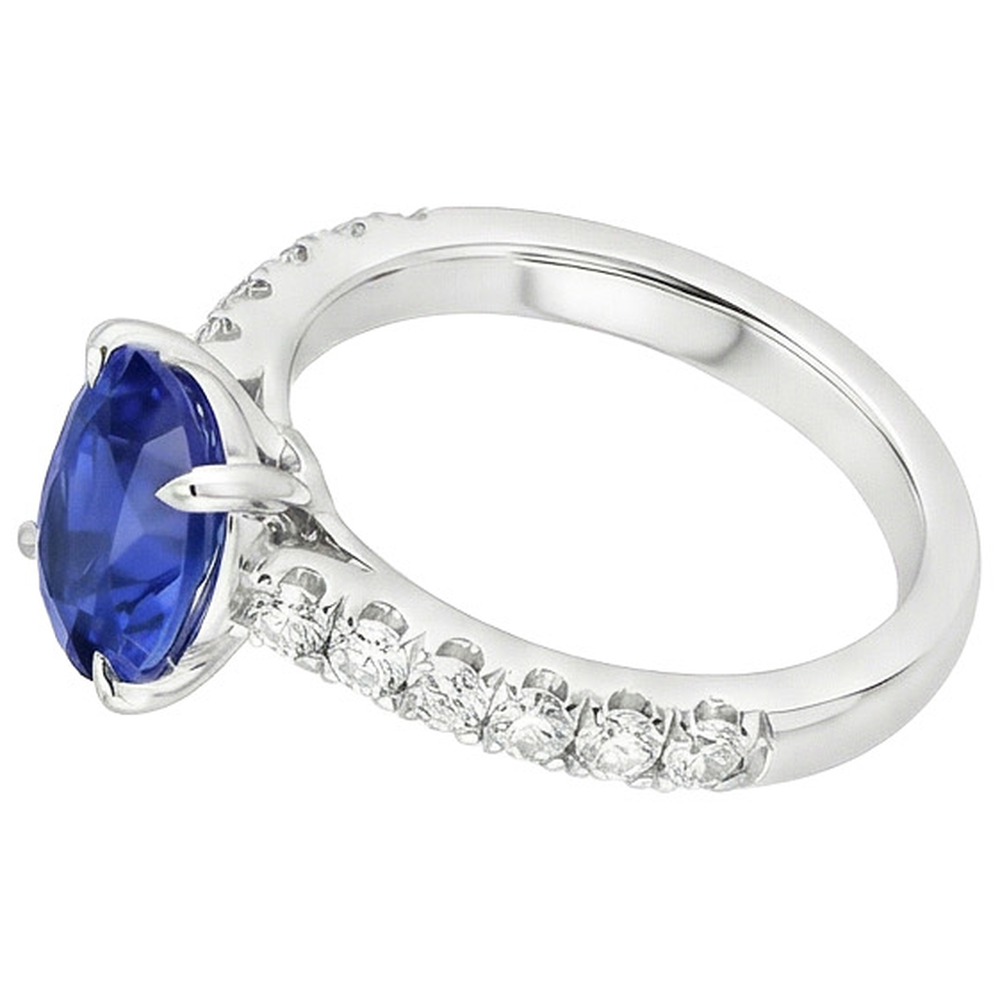 Anello solitario con zaffiro blu ovale a 4 carati e accenti di diamanti in oro bianco 14K