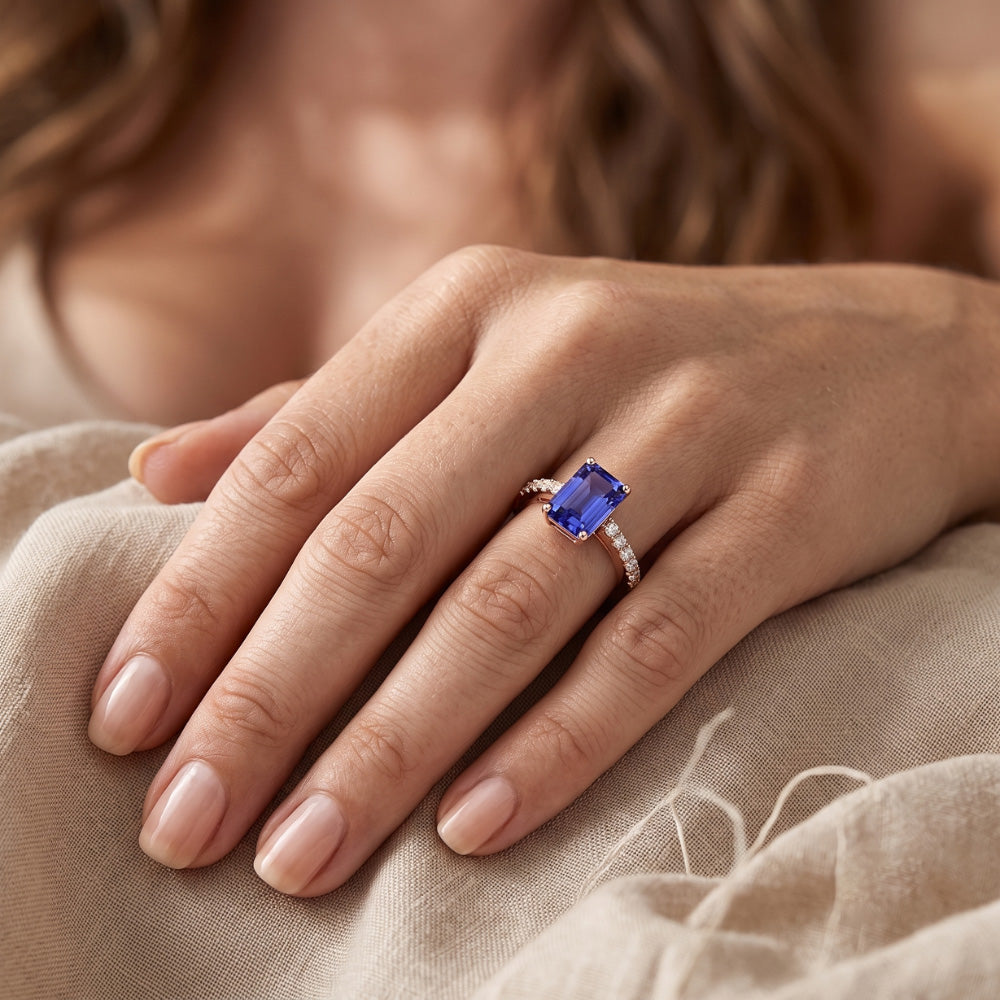 Anello solitario con zaffiro blu smeraldo con accenti di diamante 3 carati