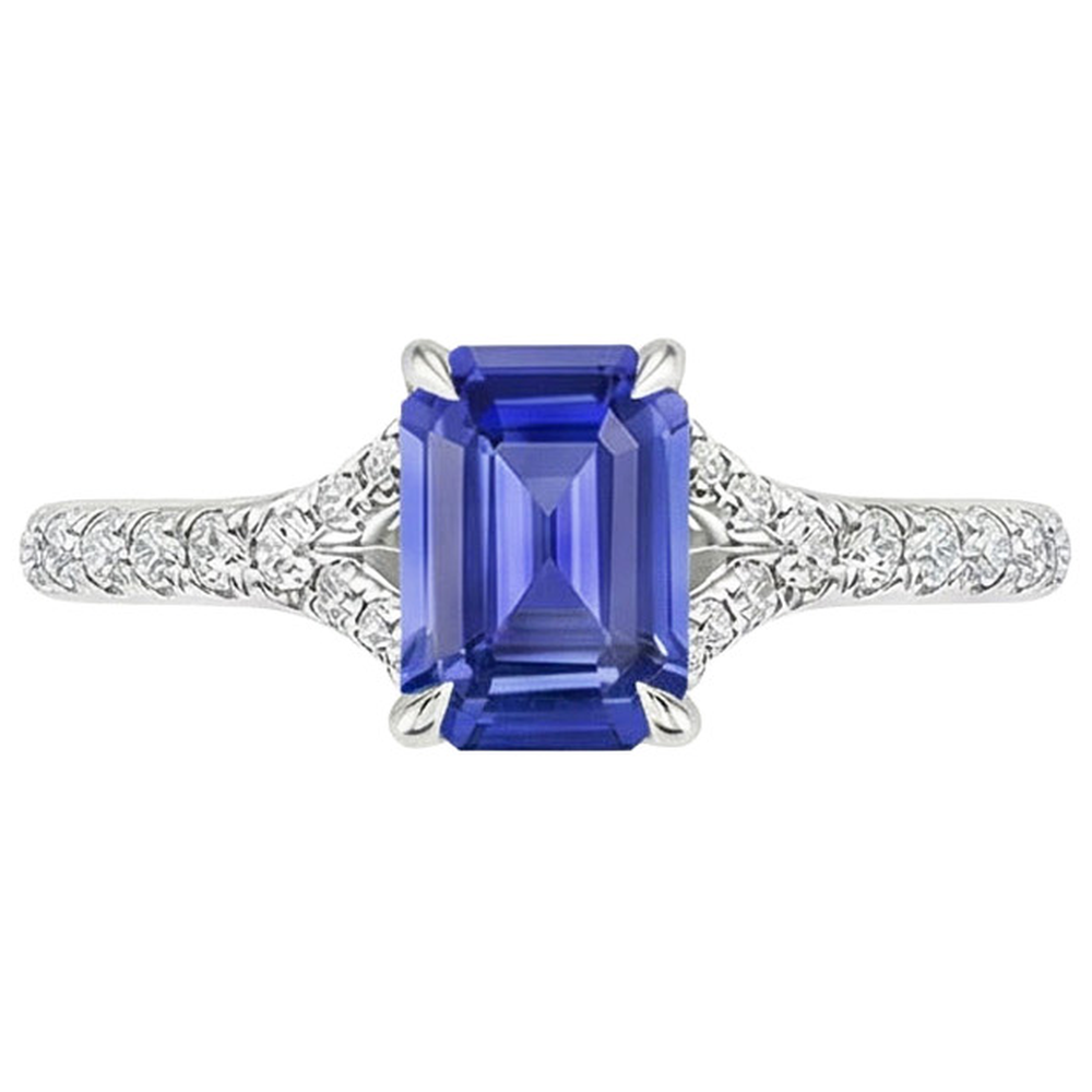 Anello solitario con zaffiro dello Sri Lanka a 4 carati e accenti di diamanti