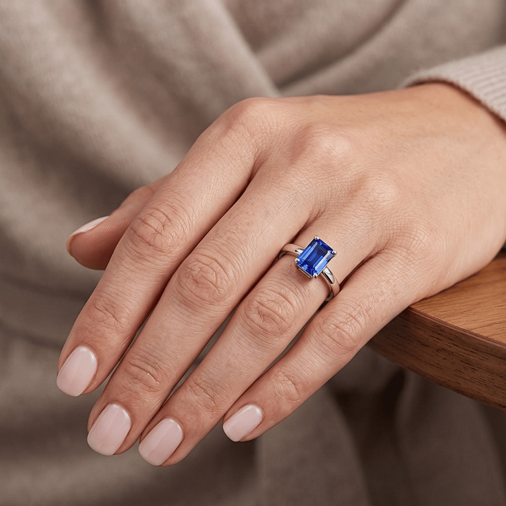 Anello solitario con zaffiro dello Sri Lanka a forma di smeraldo da 1,50 carati