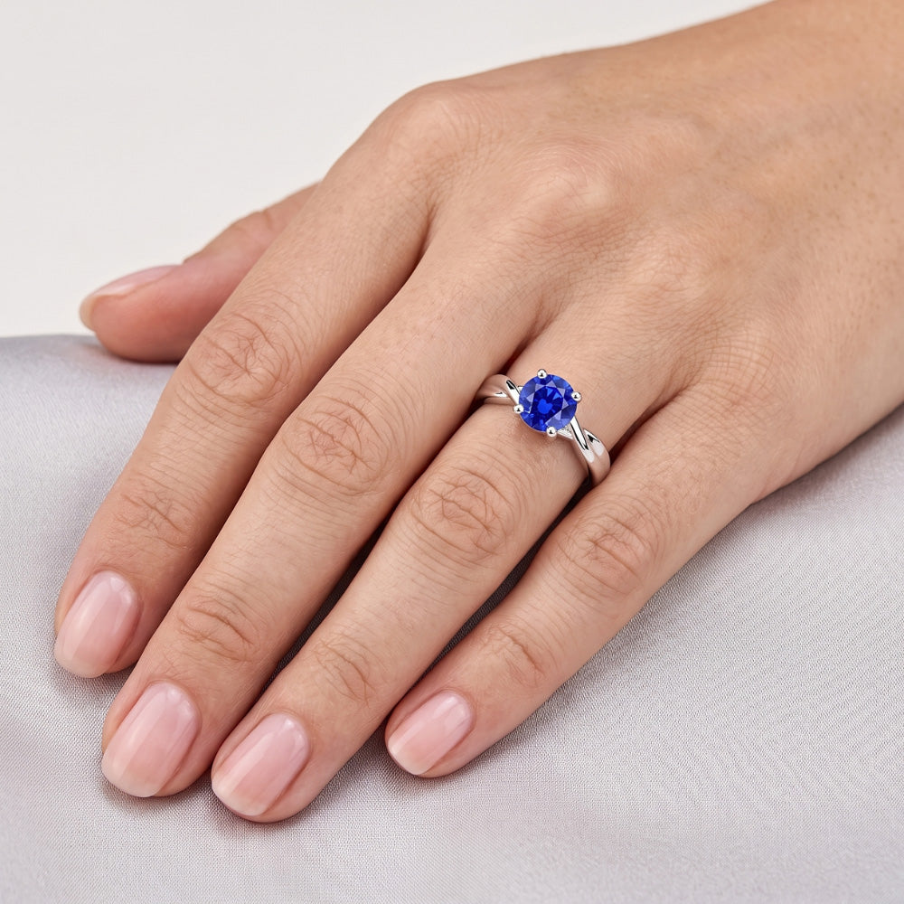 Anello solitario con zaffiro e diamante tondo da 1 carati con montatura ad asta in oro bianco 14K