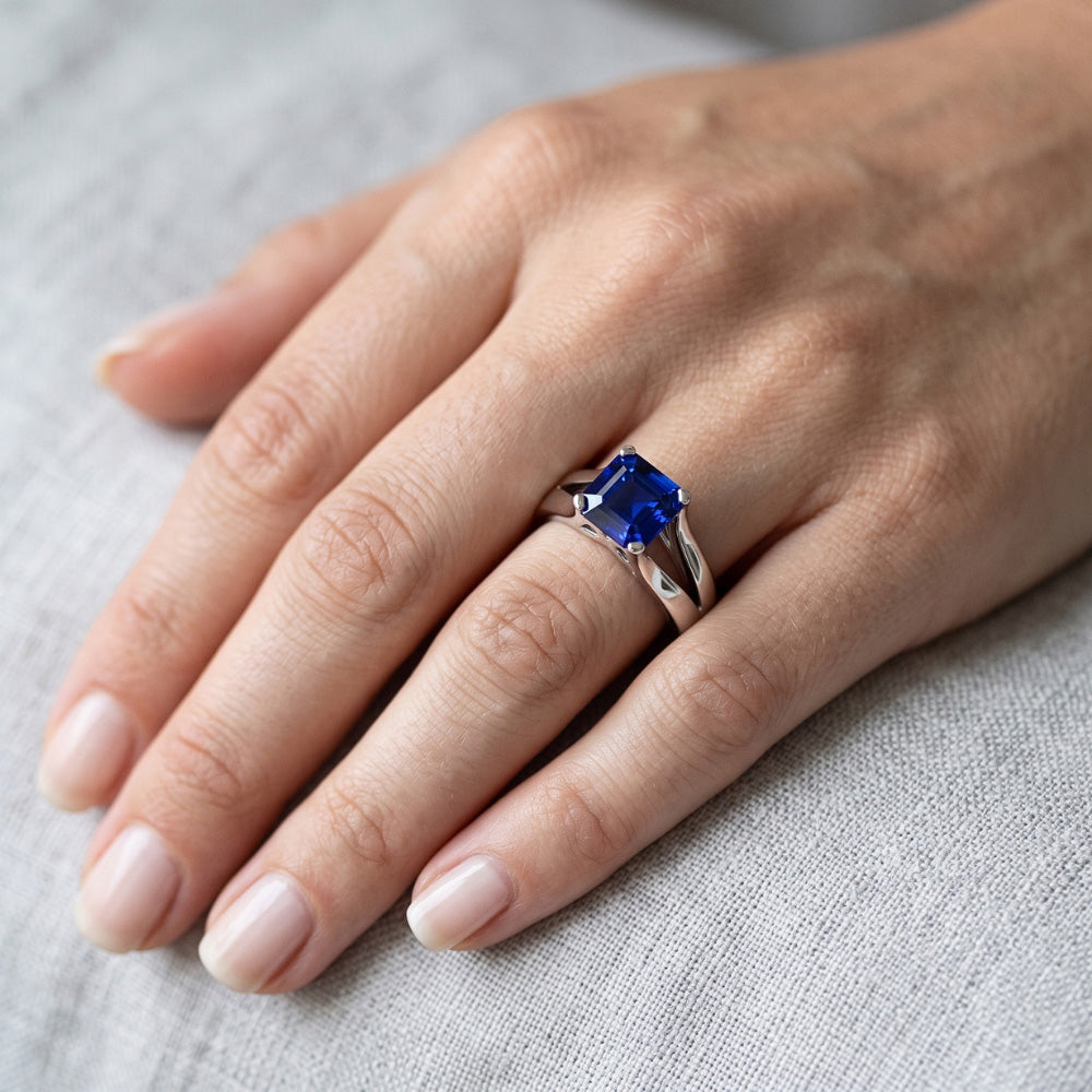 Anello solitario da 2 carati con gambo diviso. taglio Asscher. zaffiro Srilanka