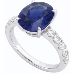 Anello solitario da donna con zaffiro taglio ovale e diamanti accentati 5.50 carati