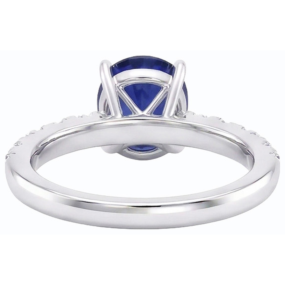 Anello solitario da donna con zaffiro taglio ovale e diamanti accentati 5.50 carati