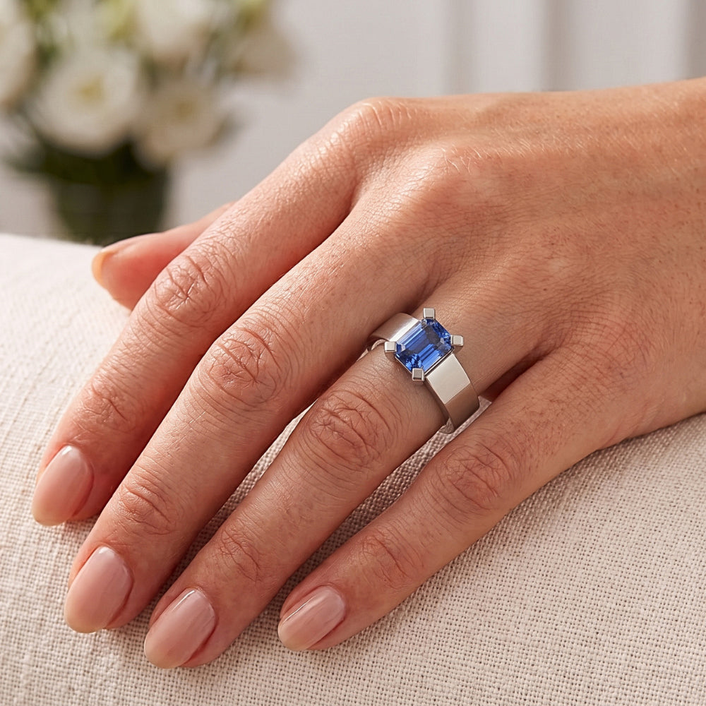 Anello solitario da donna stile voltaggio con gemma di zaffiro blu da 1,50 carati in oro bianco 14K