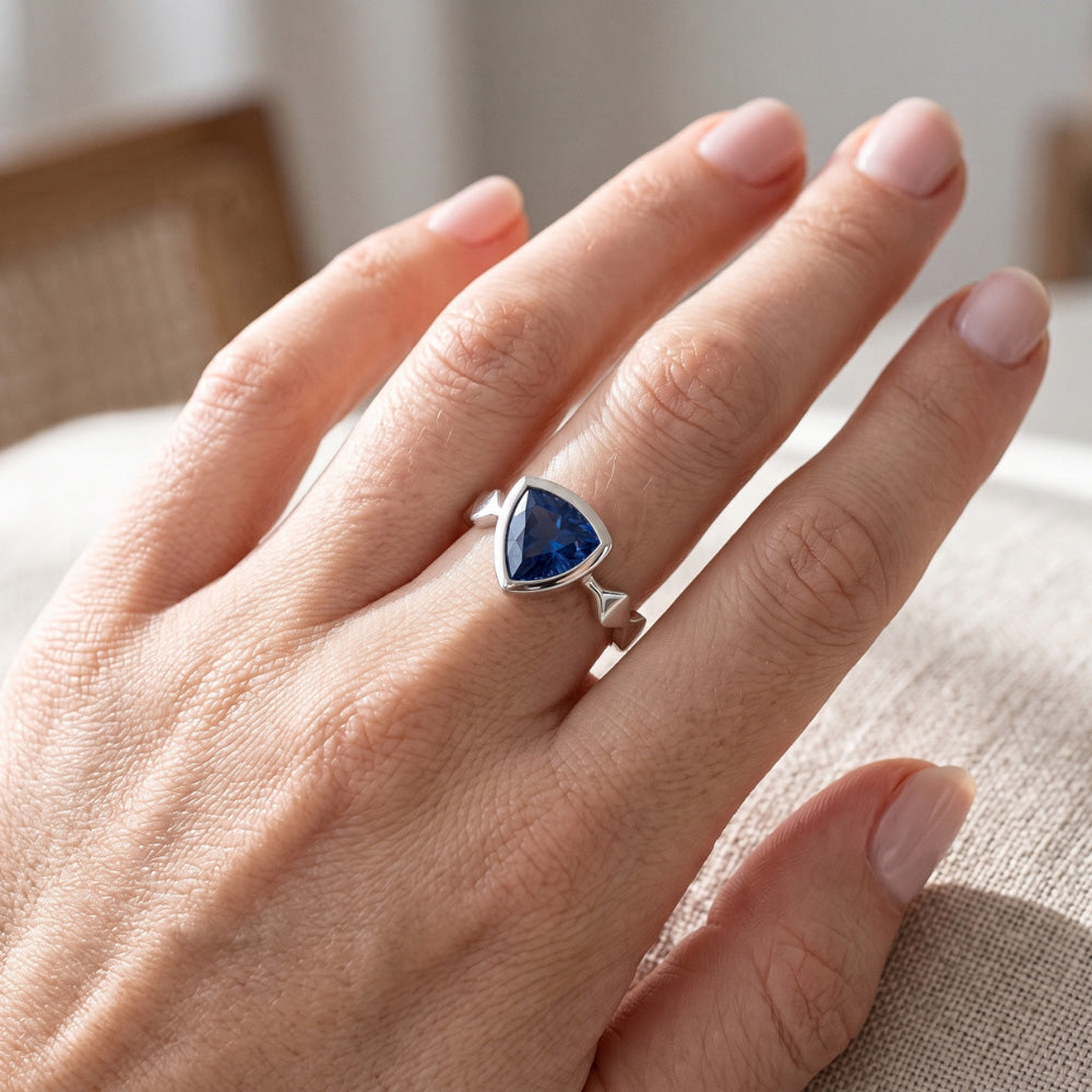 Anello solitario di fidanzamento con castone trilioni blu zaffiro 1 carato con oro bianco 14K