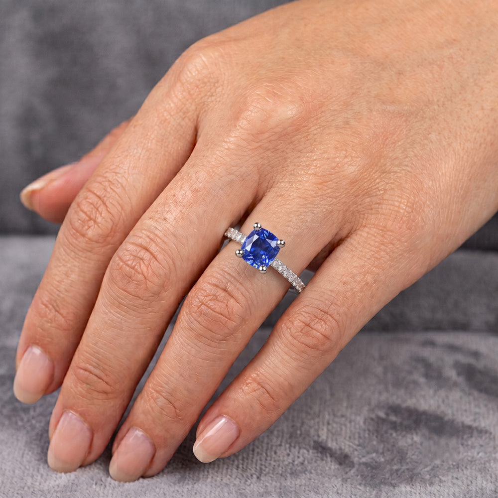 Anello solitario in oro bianco con zaffiro blu e diamante accentato 2.50 carati