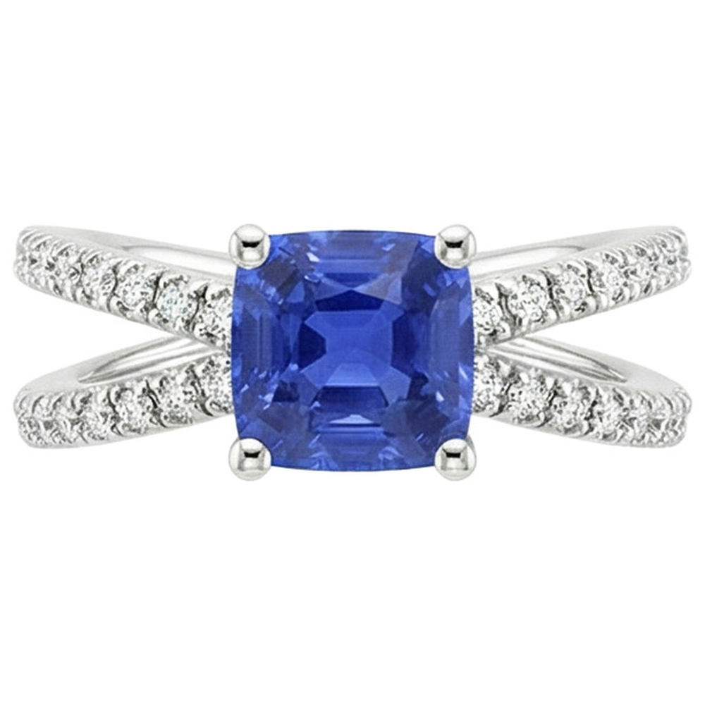 Anello solitario in oro con zaffiro blu e accenti gambo diviso 2.75 carati