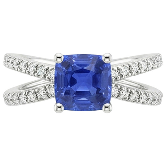 Anello solitario in oro con zaffiro blu e accenti gambo diviso 2.75 carati