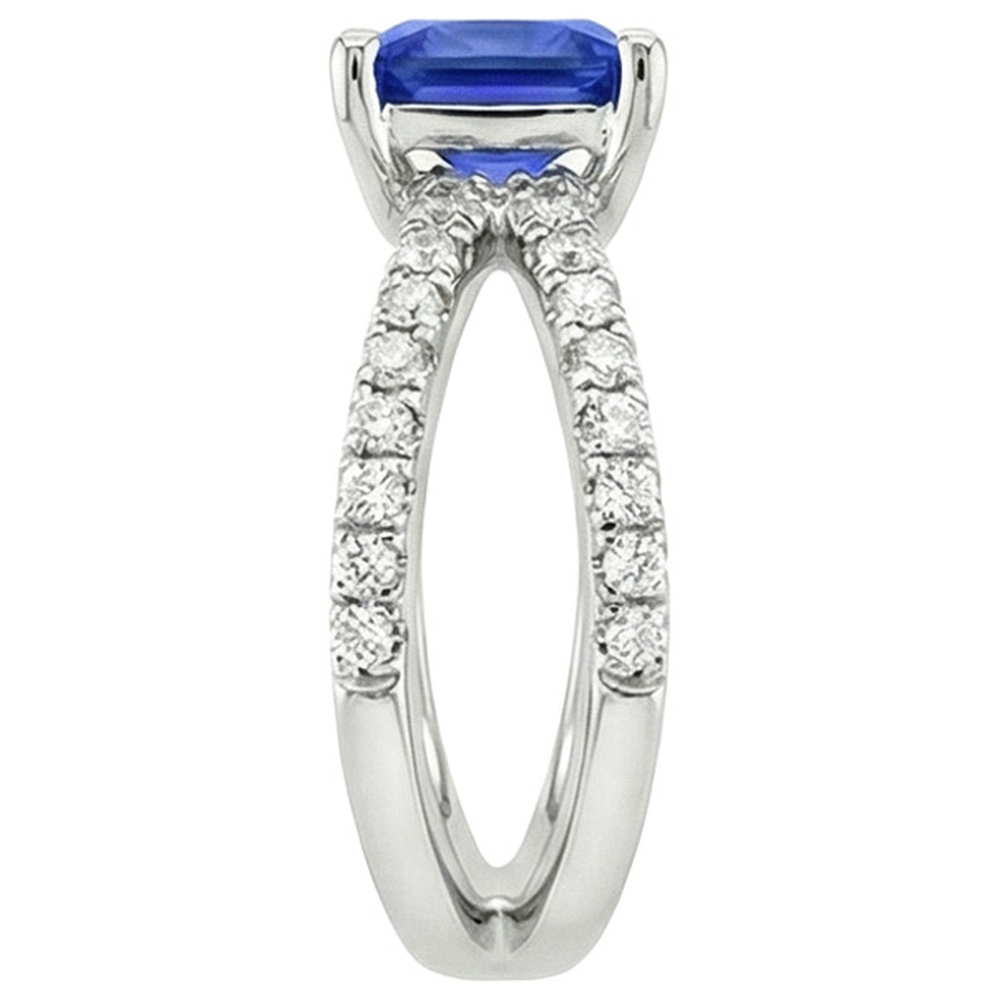 Anello solitario in oro con zaffiro blu e accenti gambo diviso 2.75 carati