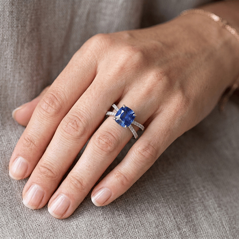 Anello solitario in oro con zaffiro blu e accenti gambo diviso 2.75 carati