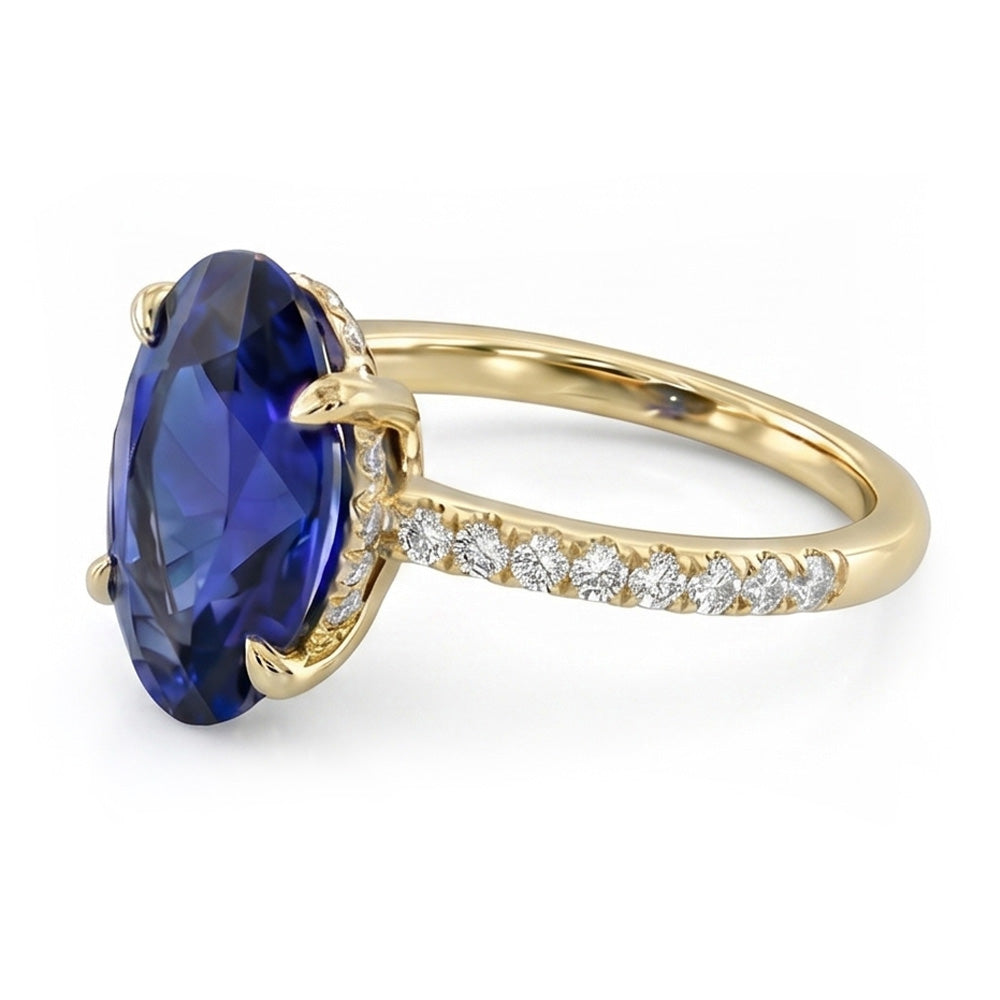 Anello solitario in oro giallo con zaffiro blu ovale con accenti 4 carati