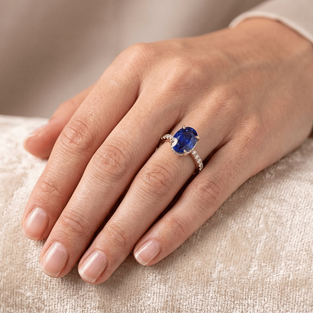 Anello solitario in oro giallo con zaffiro blu ovale con accenti 4 carati