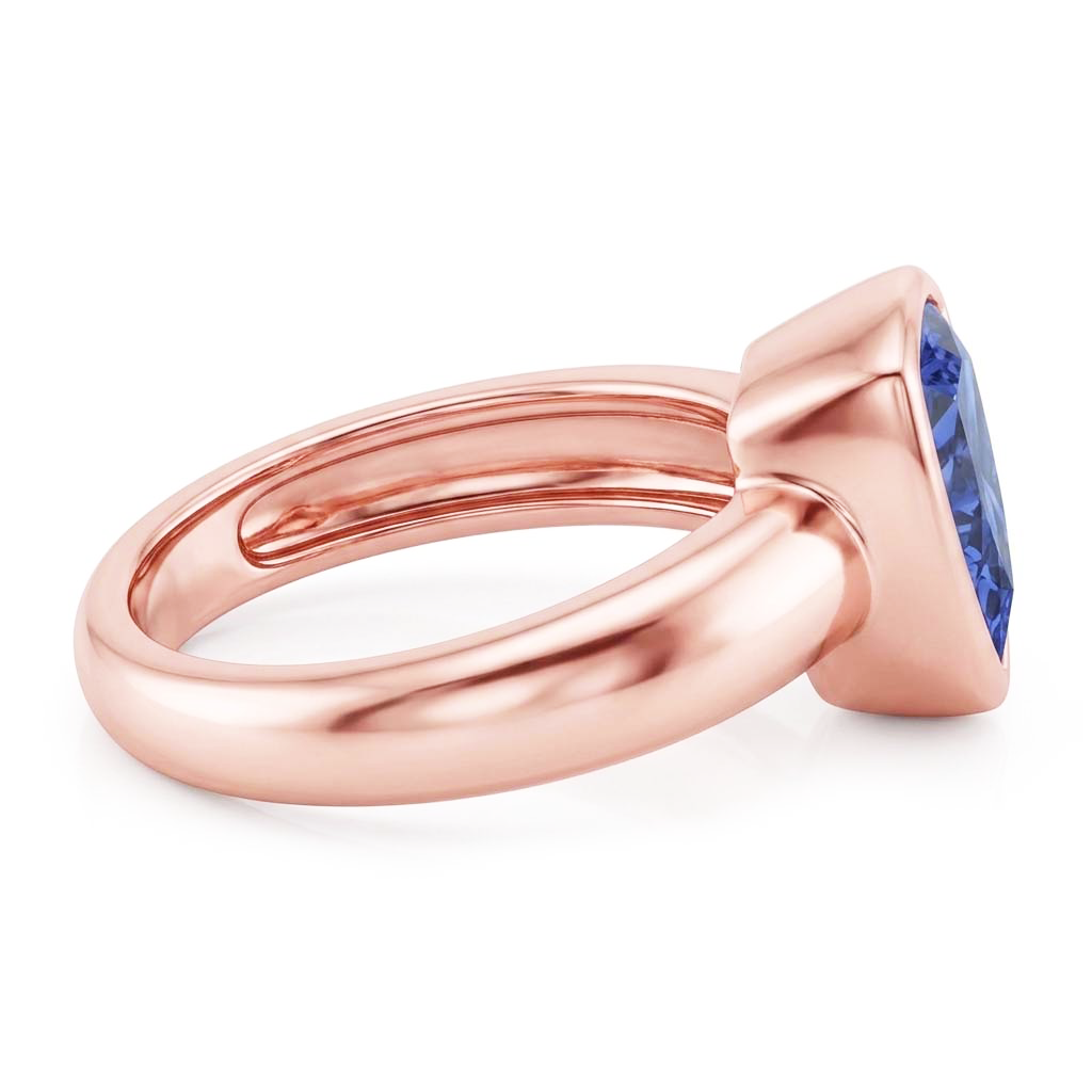 Anello solitario in oro rosa 2 carati con castone in zaffiro blu taglio trilioni