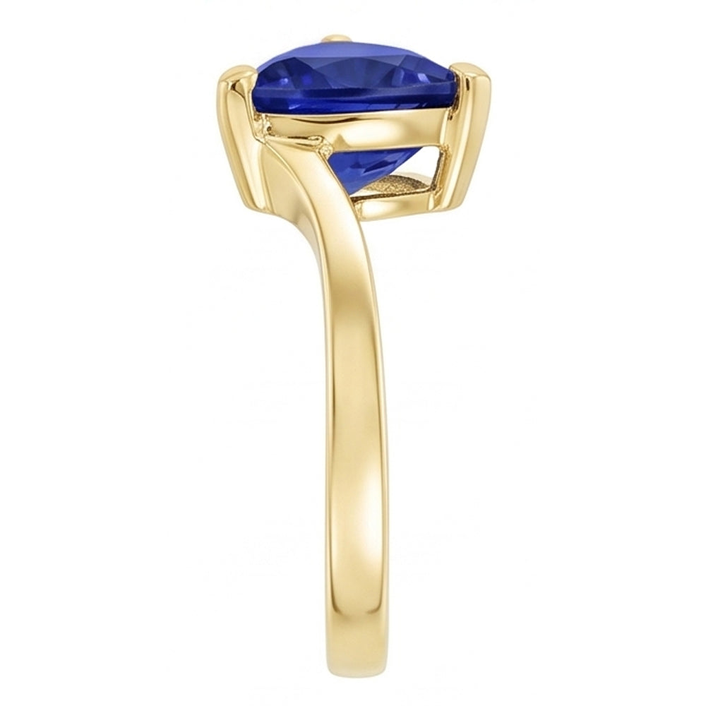 Anello solitario in stile bypass trilioni con zaffiro da 1,50 carati in oro giallo 14K