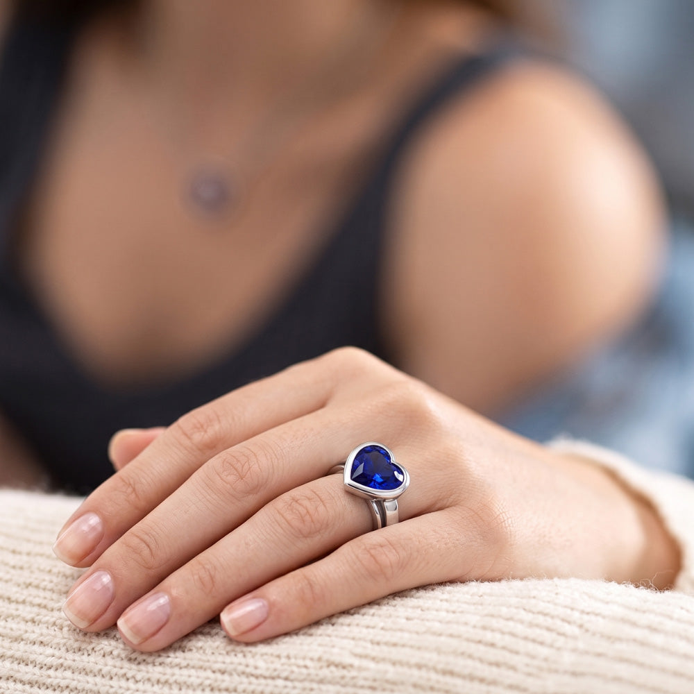 Anello solitario in zaffiro blu 3 carati con castone a forma di cuore incastonato in oro 14k