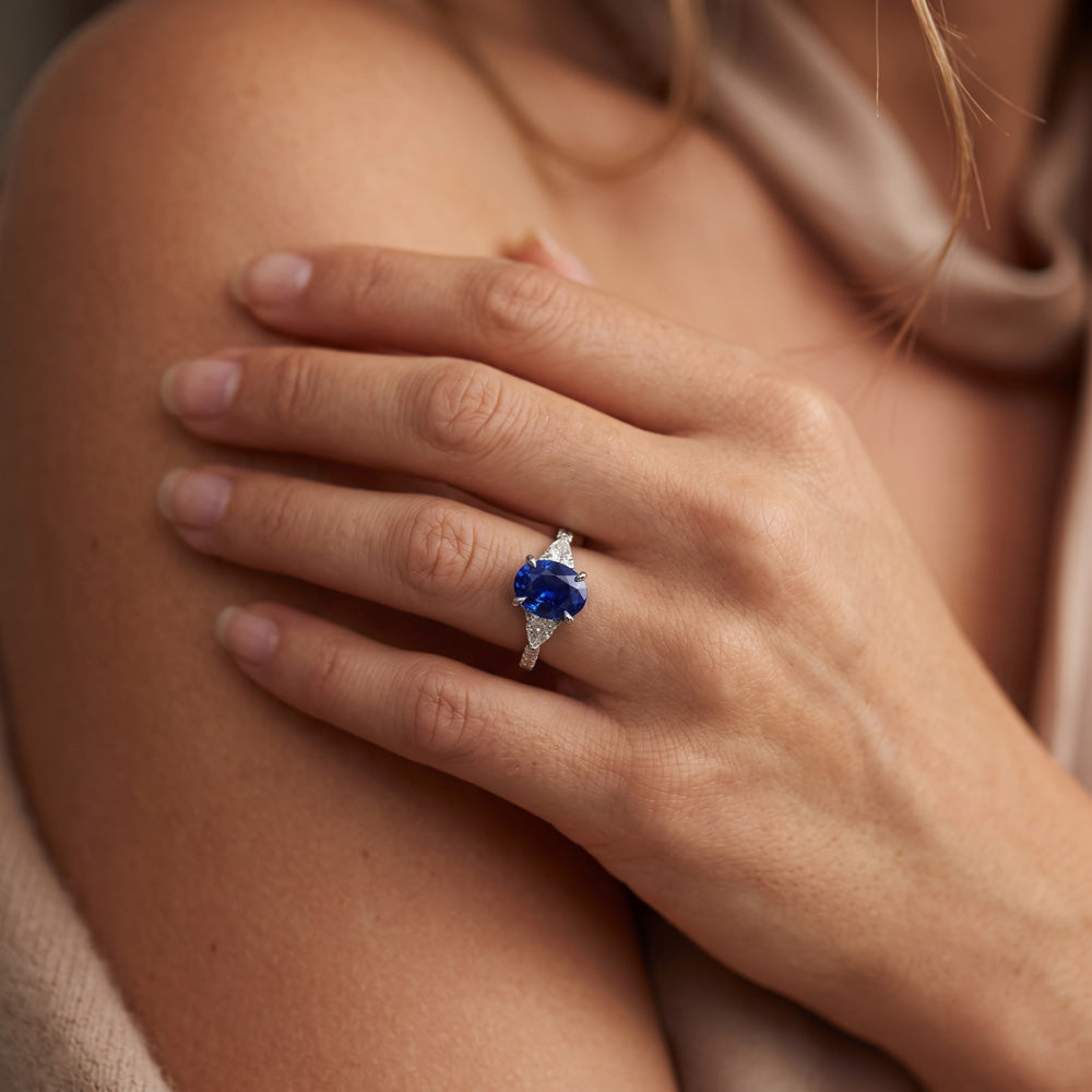 Anello solitario in zaffiro blu con pera e diamante rotondo 3 carati