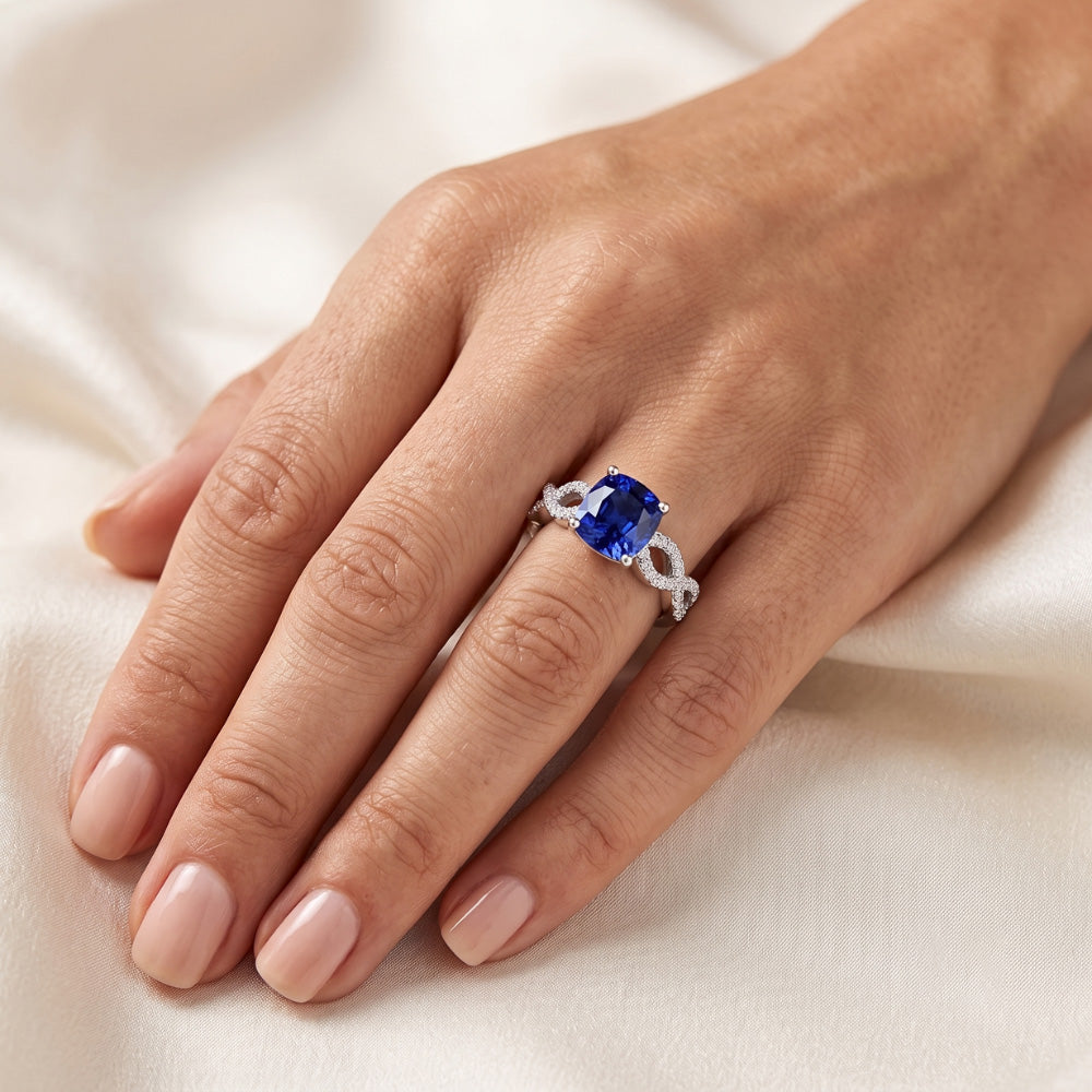 Anello stile infinito con pietra preziosa blu zaffiro cuscino da 3 carati e diamante in oro bianco 14K