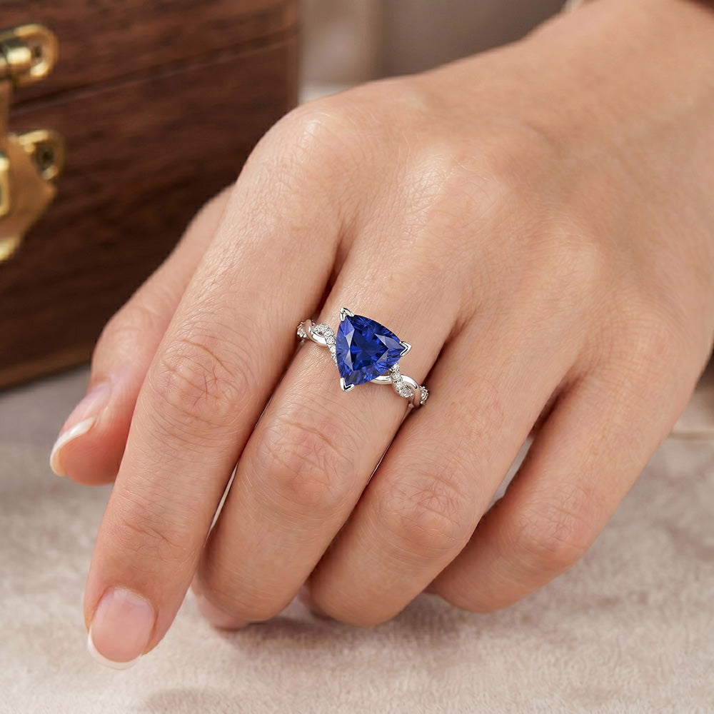 Anello stile intrecciato 2 carati trilioni V poli zaffiro blu e diamante in oro bianco 14K