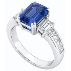 Anello taglio smeraldo con 3 pietre blu zaffiro e diamanti principessa 4 carati