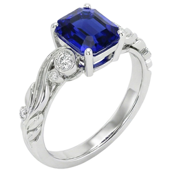 Anello taglio smeraldo con diamanti e zaffiri di Ceylon stile vintage 5,50 carati