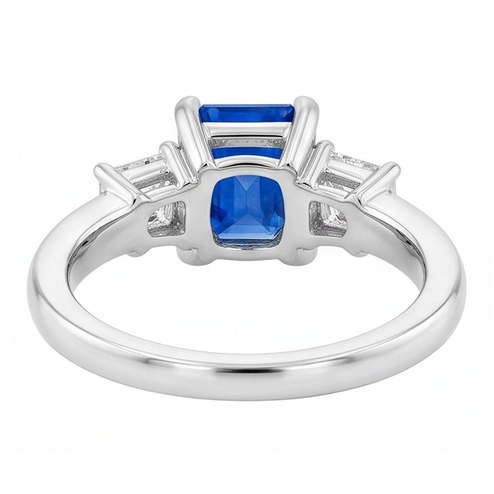 Anello trapezoidale con tre pietre di zaffiro blu taglio radiante a 3 carati