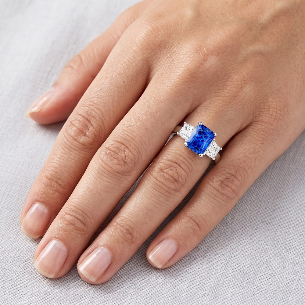 Anello trapezoidale con tre pietre di zaffiro blu taglio radiante a 3 carati
