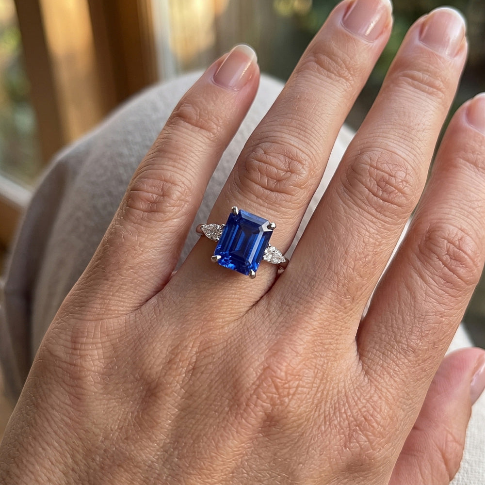 Anello zaffiro Ceylon smeraldo 3,50 carati e 3 pietre di diamante
