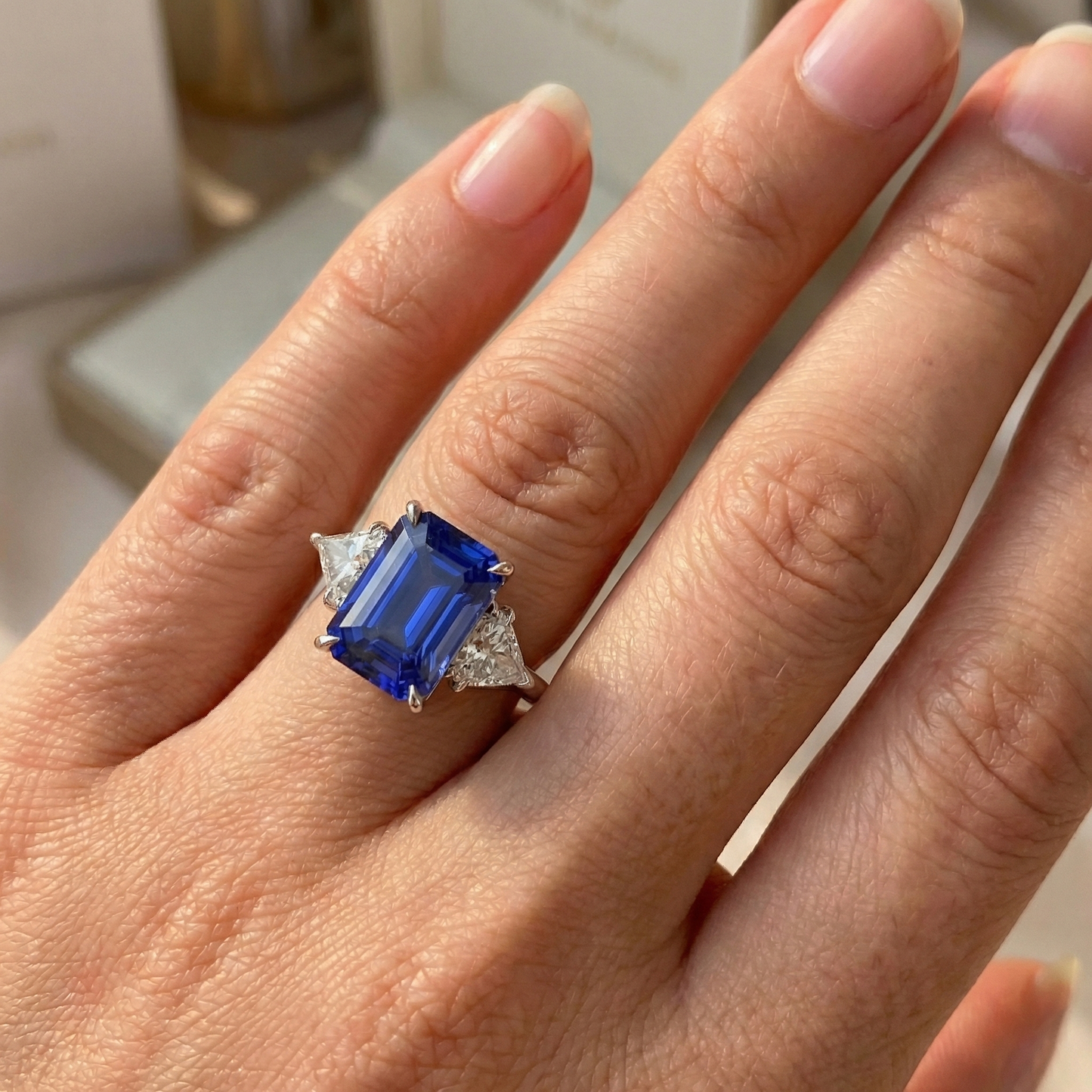 Anello 3 pietre Zaffiro blu smeraldo e diamanti trilioni 4.50 carati Nuovo
