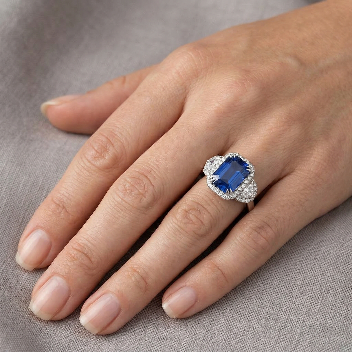 Anello Anniversary Halo con zaffiro di Ceylon di smeraldo da 5 carati e diamante