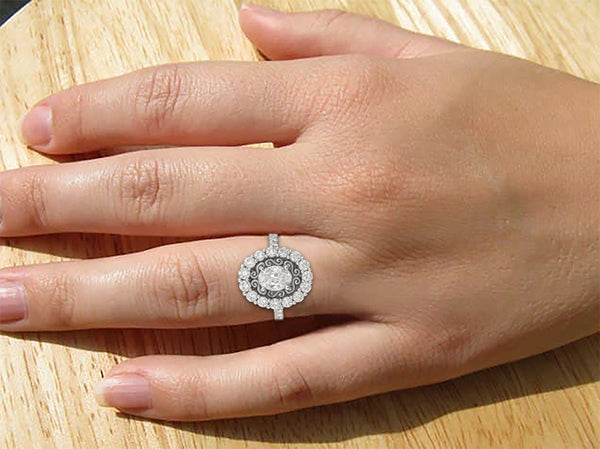 Anello Con Alone Ovale Taglio Antico In Stile Vintage Da 6,25 Carati Con Diamanti Naturali Estratti Dalla Terra Incastonati A Griffe
