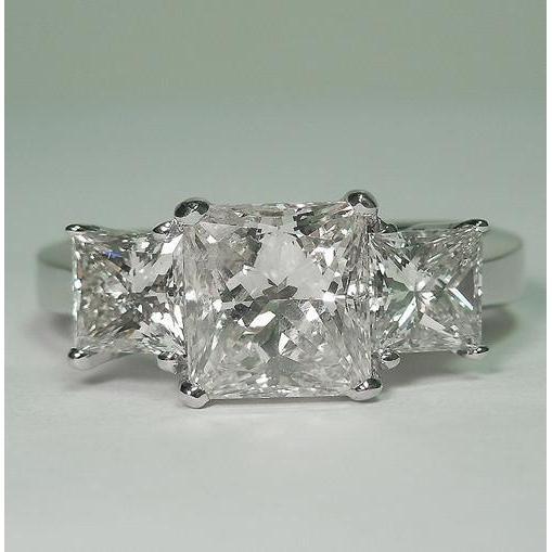 Anello Da Donna Con Tre Naturale Diamanti In Pietra Taglio Principessa. Oro Bianco 3.50 Carati
