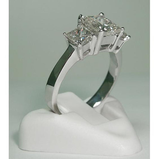 Anello Da Donna Con Tre Naturale Diamanti In Pietra Taglio Principessa. Oro Bianco 3.50 Carati
