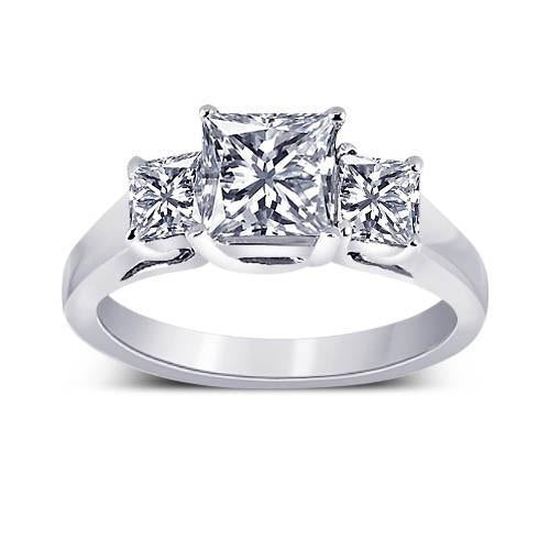Anello Di Fidanzamento Con Tre Pietre Di Naturale Diamante. Gioielli In Oro Con Diamanti Da 2,30 Carati E Oro Bianco Da 14K