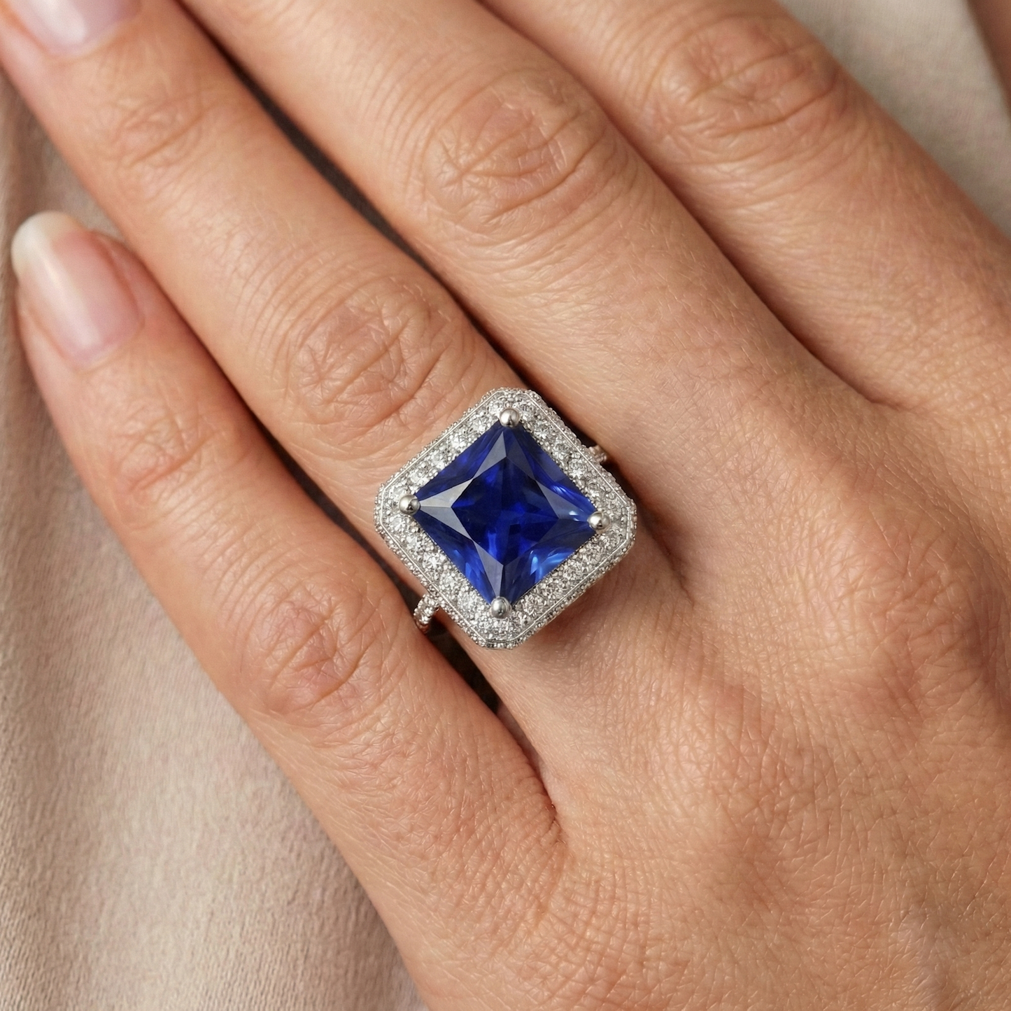 Anello Halo Con Diamanti Rotondi Con Zaffiro Blu Princess Cut Center 6 Carati