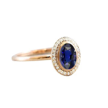 Anello Halo con 3 carati Zaffiro blu ovale e diamanti in oro 14K