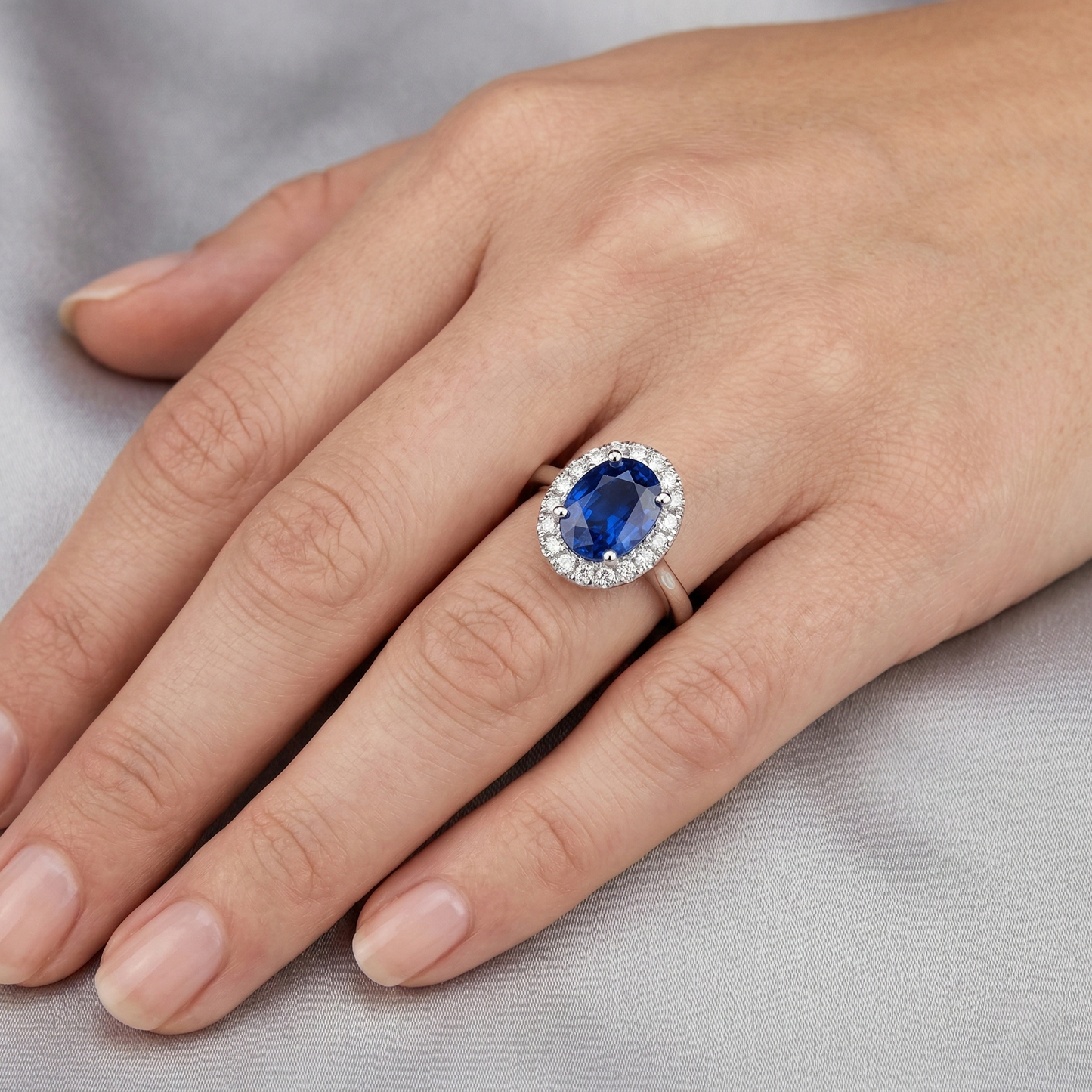 Anello Halo con Zaffiro 5 Carati e Diamanti Naturali Autentici ( non creati in laboratorio ) in Oro Bianco 14K