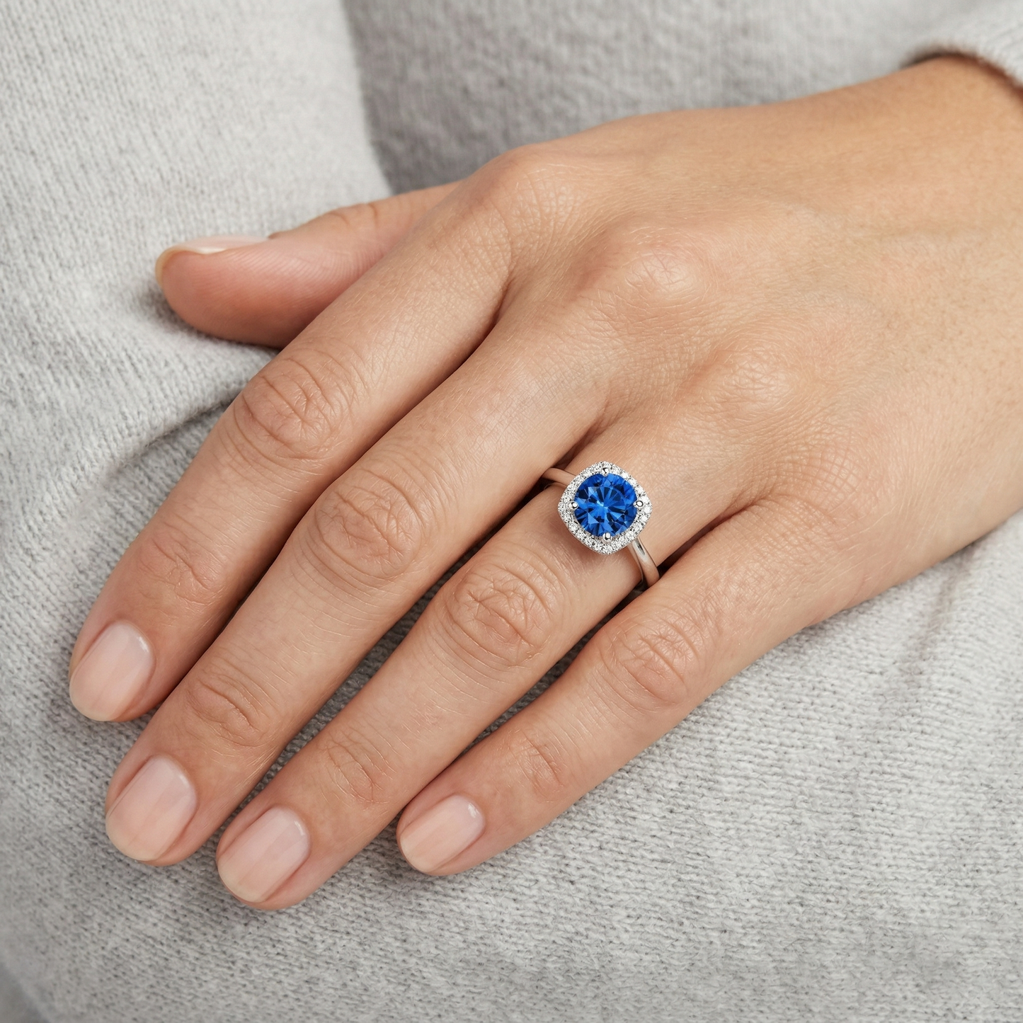 Anello Halo con zaffiro Ceylon 2,70 carati e diamanti in oro bianco 14K