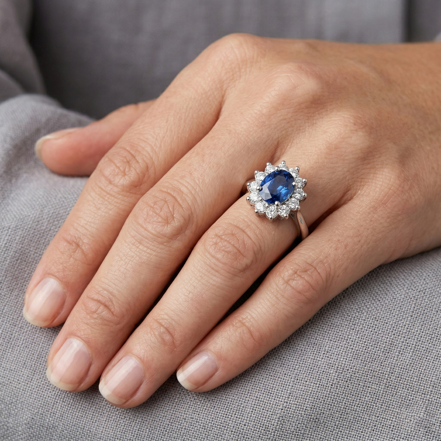 Anello Halo con zaffiro Ceylon da 3,20 carati e diamante in oro bianco 14K