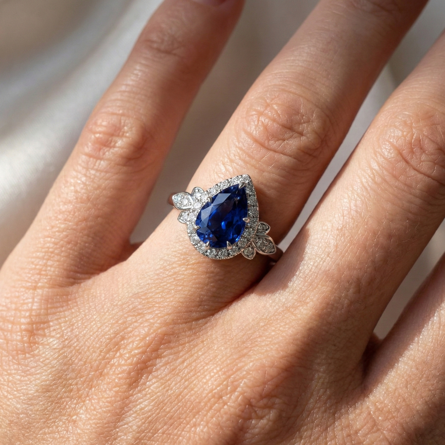 Anello Halo in stile floreale con 4 carati di diamanti zaffiro dello Sri Lanka